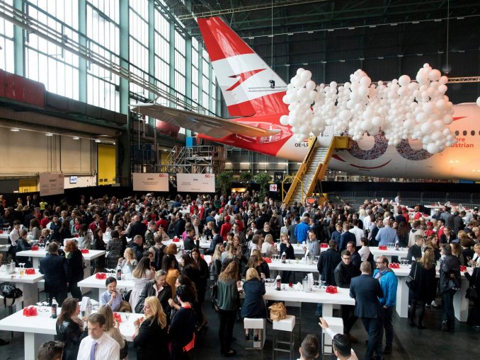 Mit Standscannern in Flughafen-Optik wurden bei der 60-Jahr-Feier von Austrian Airlines insgesamt 2.500 hochkarätige Gäste eingecheckt Mit Standscannern in Flughafen-Optik wurden bei der 60-Jahr-Feier von Austrian Airlines insgesamt 2.500 hochkarätige Gäste eingecheckt © Austrian Airlines