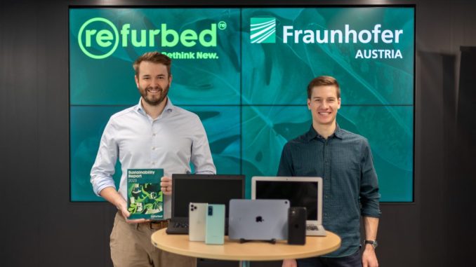 Peter Windischhofer (Refurbed; links im Bild) und Paul Rudorf (Fraunhofer Austria) präsentierten heute auf einer Pressekonferenz die Ökobilanzdaten für rund 10.000 Elektronikprodukte. (c) Refurbed