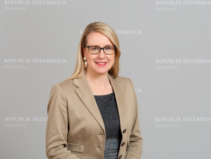 08_20191113-Portrait-27GP-PHOTO-SIMONIS-1300 Ministerin Margarete Schramböck will eine Milliarde Euro in die Digitalisierung Österreichs investieren.