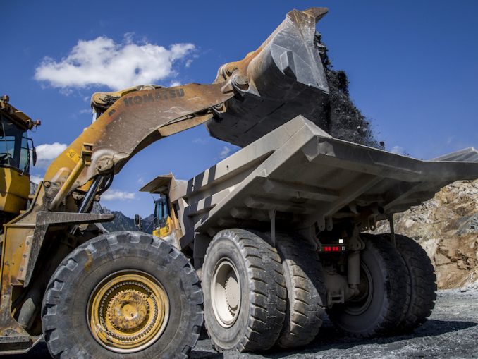 1 Erzberg Komatsu Aufbaggert wird Foto August Zoebl 2015