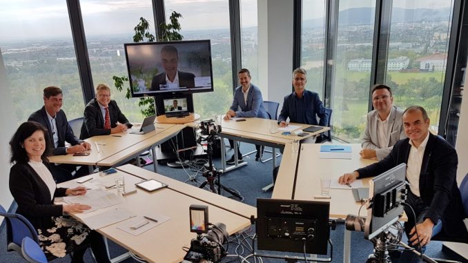 Im ERP-Expert-Talk (von links vorne im Uhrzeigersinn): Christine Wahlmüller, Dietmar Winterleitner, Michael Schober, Michael Wüstemeier (LIVE zugeschalten), Horst Lambauer, Peter Netolitzky, Bernd Lessmann und Manuel Möser. (c) Timeline – Rudi Handl