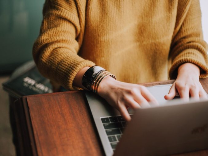 16_christin-hume-Hcfwew744z4-unsplash Kopie Die dank KI produktivere Entwickler-Community könnte Sicherheitsherausforderungen weiter verschärfen. (c) Unsplash