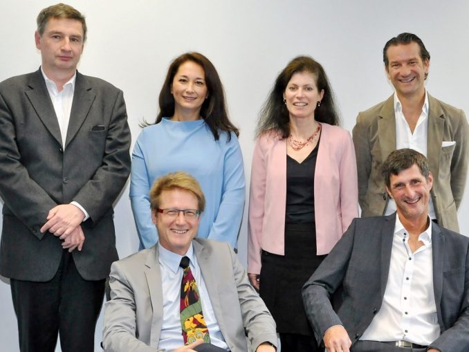 18K08P02gruppenfoto Die Teilnehmer des COMPUTERWELT Roundtables zum Thema ERP: Sitzend v. l.: Michael Schober, Dietmar Winterleitner Stehend v.l.: Alexander Prosser, Jun Iijima, Christine Wahlmüller, Oliver Krizek (c) Timeline/Rudi Handl