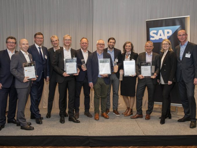 1_Gruppenfoto_alle_Gewinner_c_SAP_Curt_Themessl Gruppenbild aller Preisträger mit Christoph Kränkl (Geschäftsführer SAP Österreich, 3.v.l.), Sabine Pfriemer-Zenz (Vertriebsleitung für Mittelstand-Bereich SAP Österreich, 2.v.r.) und ihr Nachfolger in der Rolle Raimund Höfinger (bisher Partner Business Manager SAP Österreich, 1.v.r.).