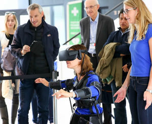 exoskelett dröhne In die "Haut" des Geräts zu schlüpfen ist um einiges intuitiver als andere Fernsteuerungen. (c) lis.epfl.ch