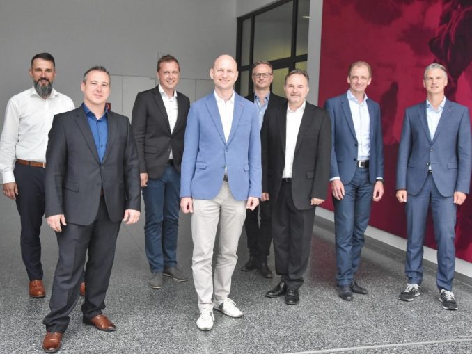 22E31189 v.l.n.r: Helmut Taumberger (Zühlke), Dominic Sabaditsch (Ingram Micro), Martin Puaschitz (UBIT), Nicolai Czink (Bacher Systems), Christof Baumgartner (COMPUTERWELT), Daniel Schmutz (Trend Micro), Robert Resch (scc) und Michael Böhm (T-Systems). Thomas Huber (Nutanix) war via Video zugeschalten. (c) timeline/Rudi Handl