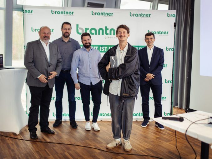2_Siegerfoto 1 bin_Challenge_c_Brantner Hansjörg Henneis (Sparkasse), Michael Grübl (Drei), Stefan Schwartz (Nagarro), Georg Pühringer (1. Platz) und Josef Scheidl (Brantner). (c) Brantner