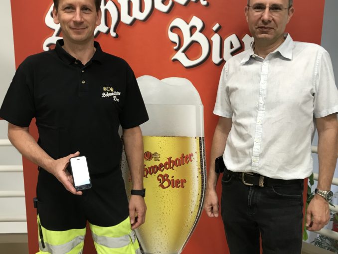 34_v.l. Andreas Schmutz, Wolfgang Schmid ©Brau Union Andreas Schmutz, Leiter Anlagentechnik, und Wolfgang Schmid, stellvertretender Leiter der Anlagentechnik in der Brauerei Schwechat, präsentieren die neue App. (c) Brau Union