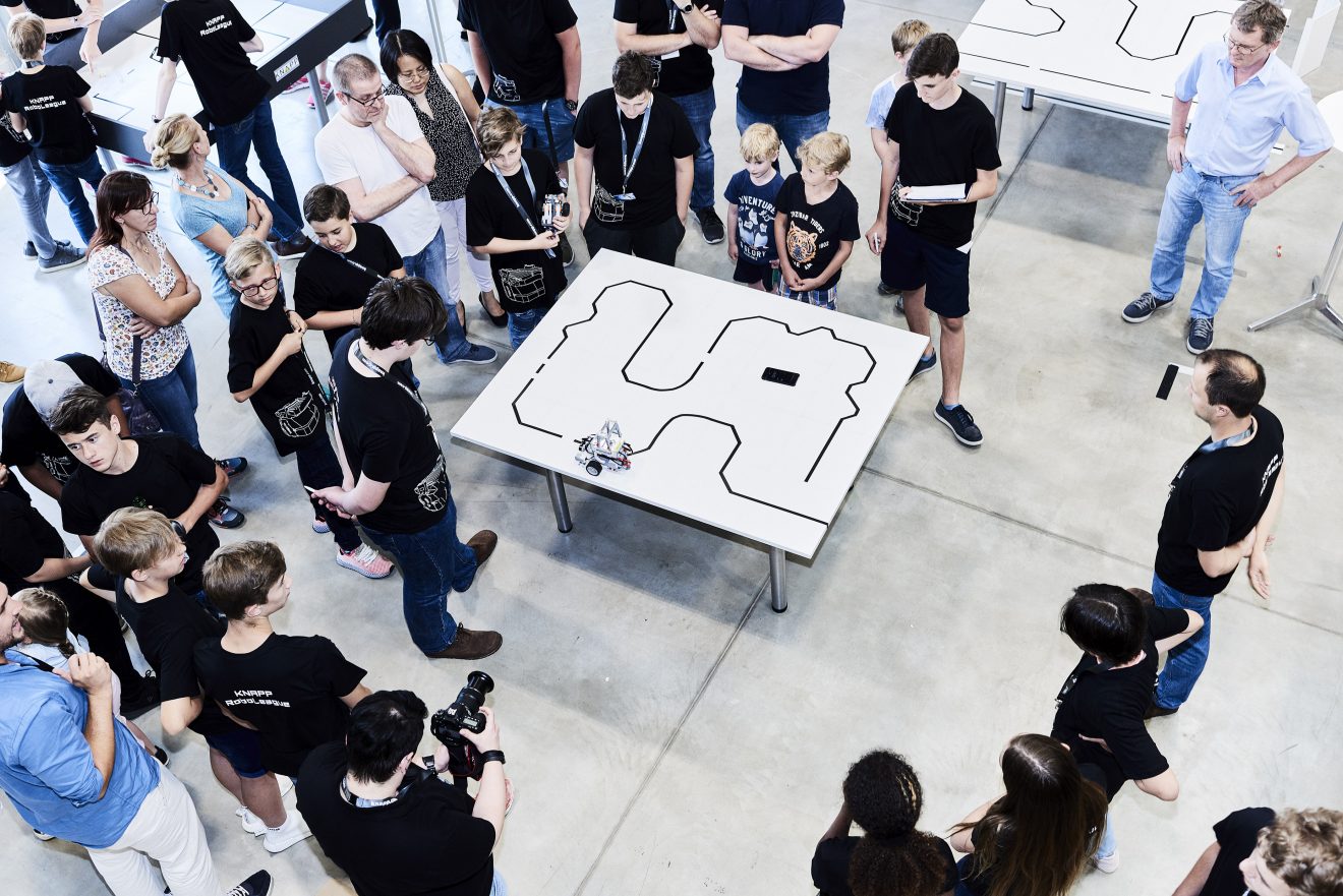Mit selbst gebauten Lego-Robotern lösten die Schüler bei Gastgeber KNAPP Industry Solutions in Dobl knifflige Aufgaben.