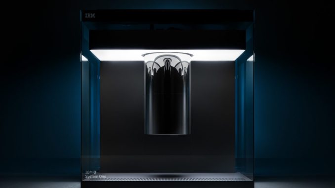 Quantencomputer wie der IBM Quantum System One könnten schon bald aktuell sichere Verschlüsselungen knacken. (c) IBM