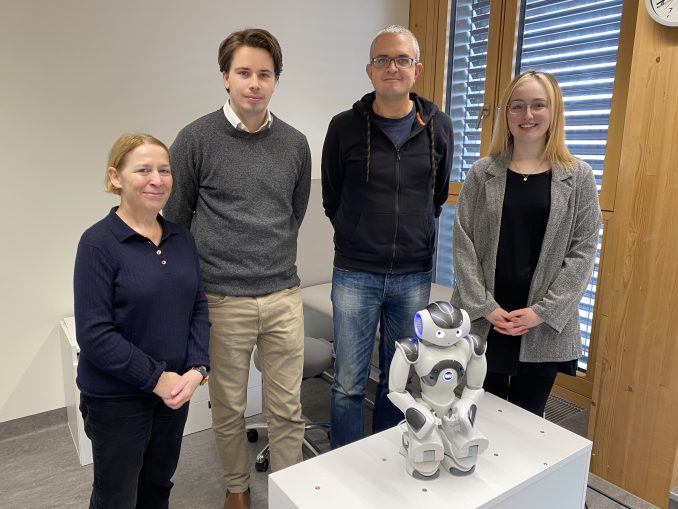 AIT-roboter-studie-gruppenbild Univ.-Prof. Lynne Baillie, Carl Bettosi (beide NR), Markus Garschall (AIT) und Emilyann Nault (NR) (c) AIT/Christine Wahlmüller-Schiller