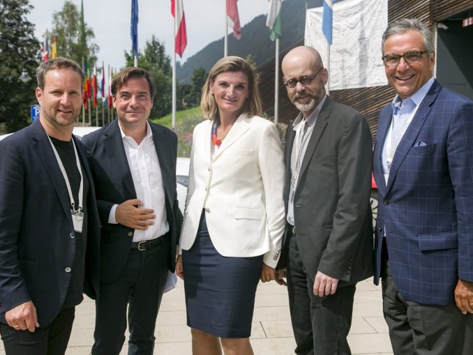 Aalpbach_Expertenrunde- In Alpbach diskutierten (v.l.n.r.) Matthias Strolz (Portfolio-Entrepreneur, ehem. Parteichef NEOS), Rainer Nowak (Chefredakteur Die Presse), Dorothee Ritz (GM Microsoft Österreich), Bernd Carsten Stahl (Professor der De-Montfort-Uni. Leicester UK) und Andreas J. Ludwig (Vorstandsvorsitzender Umdasch Group AG).