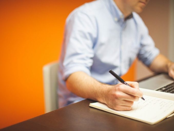 Arbeitsplatz-594132_1280 (c) Pixabay Vor allem die Cloud sowie Digital Services rund um die Entwicklung und Umsetzung von Digitalisierungsstrategien haben sich 2019 als Wachstumstreiber erwiesen. (c) Pixabay