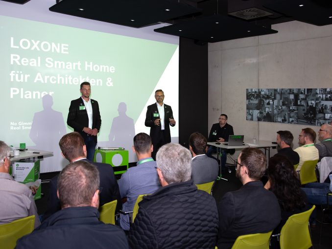 Bild 1_Ruediger Keinberger_CEO Loxone (Mitte) begrueßt die Gaeste_c_Loxo... Rüdiger Keinberger, CEO von Loxone (Mitte), begrüßt die Architekten und Planer zum ersten Real Smart Home Event.