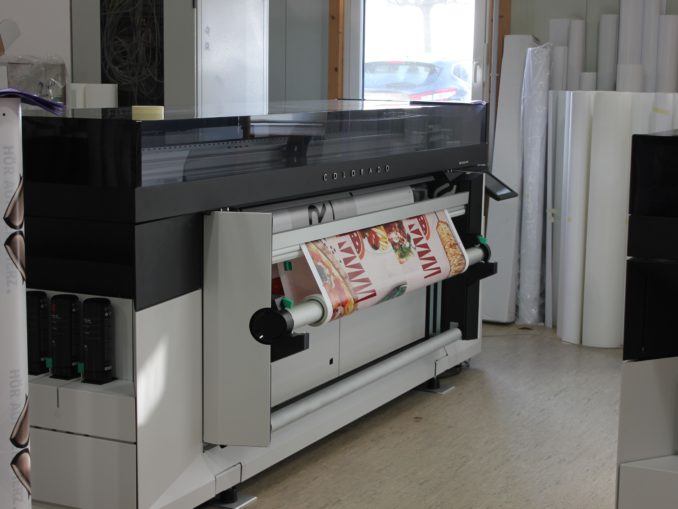 Océ Canon Highspeed Druckmaschine Die Siepro KG arbeitet mit 20 Großformatsystemen wie zum Beispiel der Druckmaschine OCÉ Colorado. (c) Canon