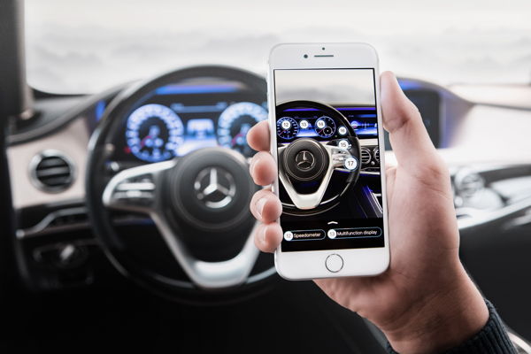 Intelligente Dialogtechnologie kombiniert mit Augmented Reality: Ask Mercedes: Der virtuelle Assistent hilft sofort weiter "Asl Mercedes" nutzt künstliche Intelligenz (KI) und kombiniert einen Chatbot mit Augmented-Reality-Funktionen. (c) Daimler AG
