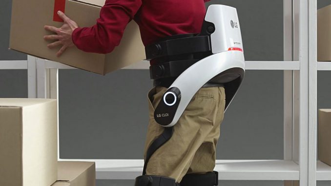 Der tragbare LG CLOi SuitBot unterstützt die untere Körperhälfte, um die Anstrengung beim Heben und Beugen des Körpers zu reduzieren. (c) LG Electronics