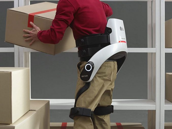 Bild_LG_CLOi SuitBot_5 Der tragbare LG CLOi SuitBot unterstützt die untere Körperhälfte, um die Anstrengung beim Heben und Beugen des Körpers zu reduzieren. (c) LG Electronics