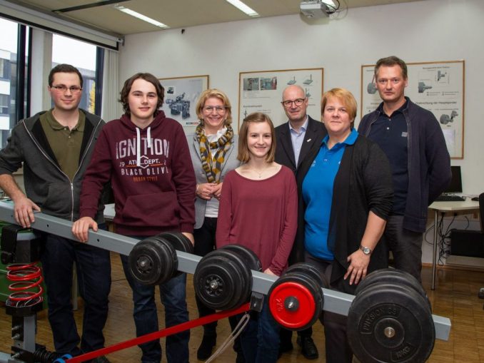 Bosch Maximilian Sams, Alexander Kranzinger und Sabrina Reiter führten gemeinsam mit ihrem Projektbetreuer DI Richard Grutschnig ein vertikalverteilendes Förderband vor. (c) Karisch – Bosch