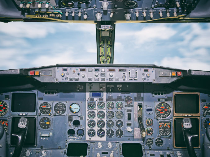 Aircraft dashboard. View inside the pilot's cabin. Organisiertes Wissen eröffnet den Weg hin zur Automatisierung, also der automatischen Bearbeitung sich wiederholender Prozesse. (c) Dmitri-Maruta-Fotolia