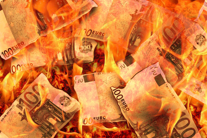 Geld verbrennen Pro Distributed-Denial-of-Service-Attacke auf kleine und mittlere Unternehmen belaufen sich die Kosten inzwischen auf 123.000 US-Dollar. (c) Fotolia / canbedone