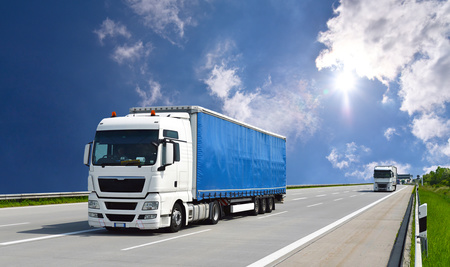 LKW Daten, die in Fahrzeugen gesammelt werden, können über die Cloud zeitnah an Dienstanbieter gesendet werden, um die Planung zu beschleunigen und einen schnelleren, besseren Service zu leisten. (c) Fotolia/industrieblick