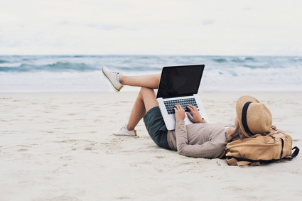 Laptop am Strand Ob am Strand, in den Bergen, auf dem Land oder in einer quirligen Metropole, ob in fremden Ländern oder an heimischen Rückzugsorten: Es ist an der Zeit sich ein paar Gedanken zu machen, wie man im Urlaub die IT-Sicherheit nicht gleich mit in Ferien schickt. (c) Fotolia/kite_rin