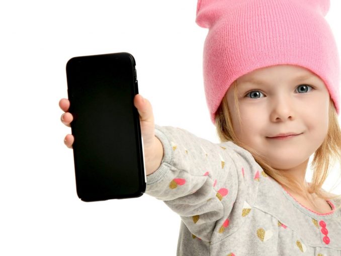 Fotolia_188117223_© Dmitry Lobanov_Fotolia Wer einem minderjährigen Kind sein Smartphone oder Tablet überlässt, trägt weiterhin die Verantwortung für alle Käufe, die damit getätigt werden. (c) Dmitry Lobanov/Fotolia