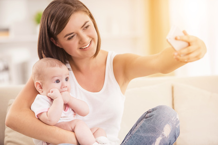 Familienfoto Eltern laden gerne Bilder ihrer Kinder hoch, jedoch in den meisten Fällen (56 Prozent), ohne sie vorher um Erlaubnis zu fragen. (c) Fotolia/VadimGuzhva