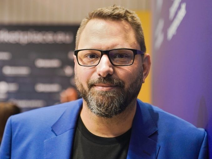 Frank Schwaak (3) - ~O EMEA - Rubrik