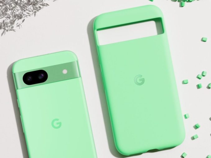 Google Pixel 8a_Aloe_with case Das Pixel 8a bietet mit seinem 7-jährigen Software-Support langfristige Sicherheit. (c) Google
