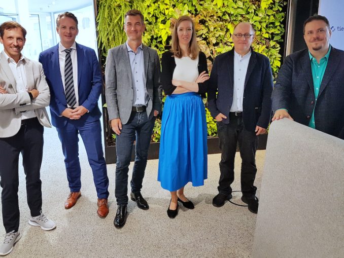 20230808 IT WELT Roundtable KI von links nach rechts: Nikolaus Marek (IBM Technology Austria), Andreas Schütz (TaylorWessing), Lukas Keller (Tietoevry Austria), Lara Spendier (Avanade), Klaus Lorbeer (IT WELT) und Thomas Steirer (Nagarro) (c) Rudi Handl / timeline