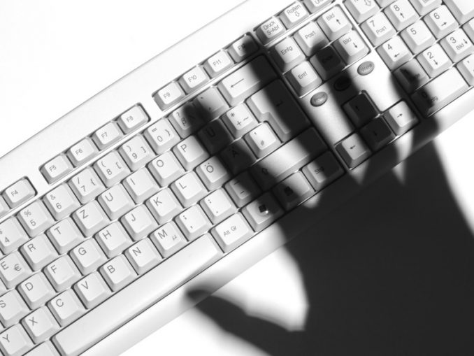 Hacker_01_© Joachim_Roy - Fotolia Für 96 Prozent aller Unternehmen ließen sich wortgleiche Fake-Domains ihrer markeneigenen Domain finden. (c) Joachim Roy - Fotolia