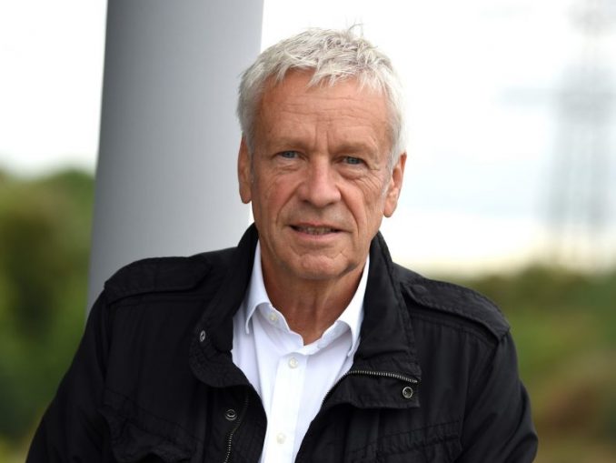Henning Ohlsson Gesc~ty Epson Europa enning Ohlsson ist Geschäftsführer Epson Deutschland und für die DACH-Region verantwortlich. Zudem bekleidet er auch die Funktion Direktor Nachhaltigkeit bei Epson Europa. In Bezug auf den Klimaschutz sagt er: "Es gilt strategisch mutige und wegweisende Entscheidungen zu treffen; zu gestalten statt mitzulaufen.W (c) Epson