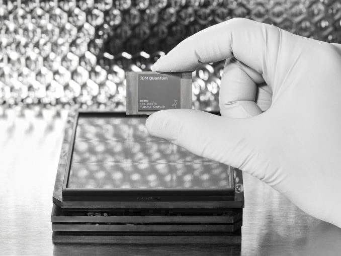 IBM_Quantum_133_Qubit_HERON_01 Kopie IBM Quantum Heron ist IBMs weltweit leistungsstärkster Quantenprozessor. Die neu entwickelte Architektur bietet eine bis zu fünffache Fehlerreduzierung im Vergleich zum "IBM Quantum Eagle". (c) IBM