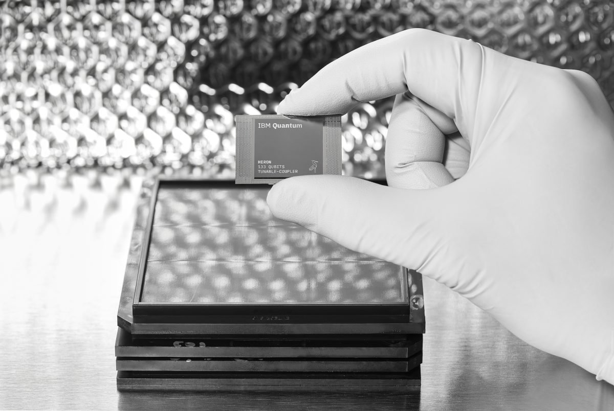 IBM Quantum Heron ist IBMs weltweit leistungsstärkster Quantenprozessor. Die neu entwickelte Architektur bietet eine bis zu fünffache Fehlerreduzierung im Vergleich zum "IBM Quantum Eagle". (c) IBM