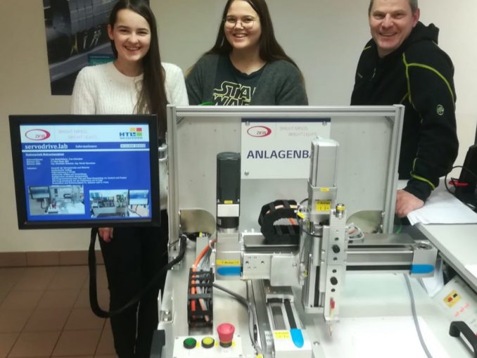 Lisa Stiebellehner und Tina Schneiber von der HTL Waidhofen Lisa Stiebellehner und Tina Schneiber von der HTL Waidhofen haben ihr Diplomarbeitsprojekt "Mehrachssystem" beim Technik-fürs-Leben-Preis eingereicht. Im Bild die beiden Techniktalente mit ihrem Diplomarbeitsbetreuer Alois Bauer, BEd. (c) Privat
