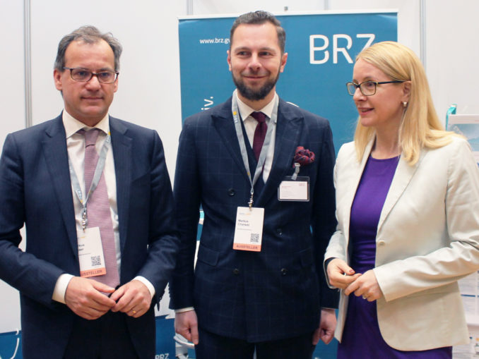 Messe Nutzen.LebenIT Messe Nutzen.LebenIT: (v.l.n.r.): BRZ-Geschäftsführer Markus Kaiser, Markus Charwat, Produktmanager BRZ DataReg und Margarete Schramböck, Bundesministerin für Digitalisierung und Wirtschaftsstandort, die die Messe auch eröffnete. (c) Giulia Bottoni/BRZ