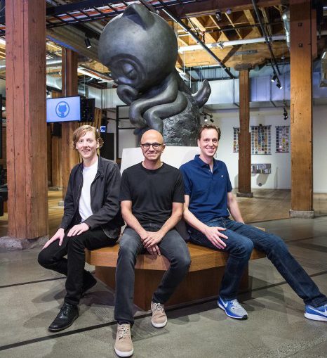 Microsoft-GitHub_w466_h550 GitHub-Gründer Chris Wanstrath (links) zusammen mit Microsoft-CEO Satya Nadella und dem künftigen GitHub-Chef Nat Friedman. (c) Microsoft
