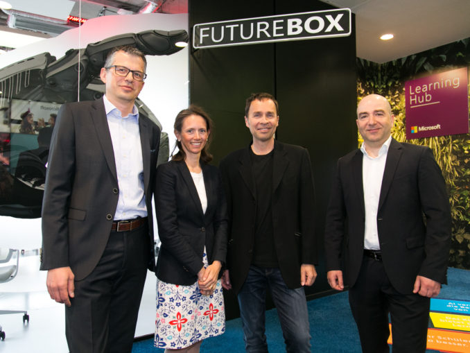 Microsoft digitalisiert Österreichs KMUs mit zukunftsweisendem Accelerator-Konzept Microsofts Accelerator "Future Box" hilft Österreichs KMUs bei der digitalen Transformation. v.l.n.r.: Michael Rehberger (Mitglied der Geschäftsleitung bei Microsoft Österreich und Sprecher für die Digitalisierung des Mittelstandes), Therese Niss (ÖVP-Abgeordnete zum NR und Sprecherin für Digitalisierung, Forschung und Innovation), Thomas Lutz (Unternehmenssprecher Microsoft Österreich), Georg Reich (CIO der Ottakringer Getränke AG).