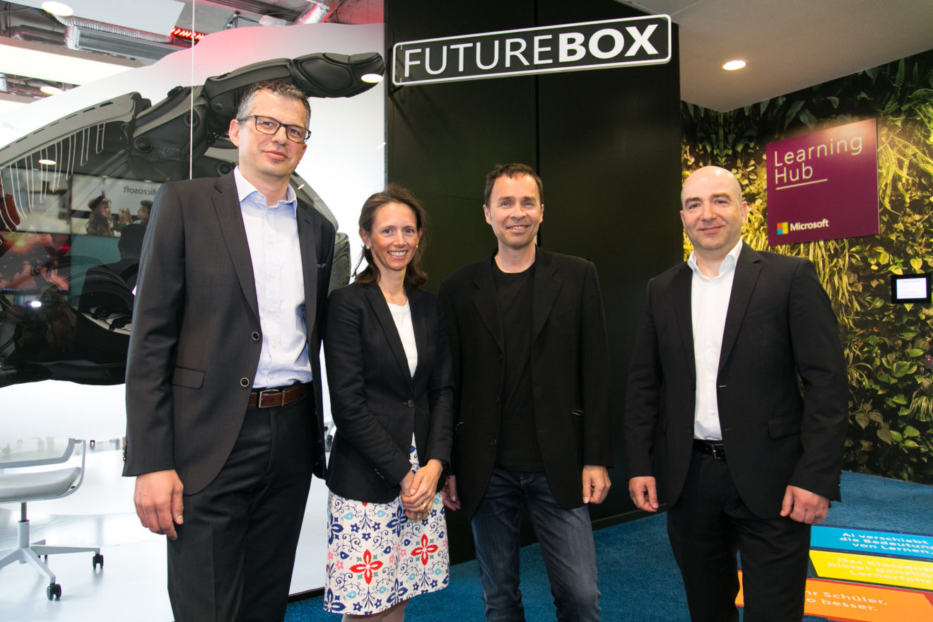 Microsofts Accelerator "Future Box" hilft Österreichs KMUs bei der digitalen Transformation. v.l.n.r.: Michael Rehberger (Mitglied der Geschäftsleitung bei Microsoft Österreich und Sprecher für die Digitalisierung des Mittelstandes), Therese Niss (ÖVP-Abgeordnete zum NR und Sprecherin für Digitalisierung, Forschung und Innovation), Thomas Lutz (Unternehmenssprecher Microsoft Österreich), Georg Reich (CIO der Ottakringer Getränke AG).