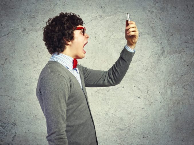 Mobil_02_Verzeiflung_2_© Sergey Nivens - Fotolia Neu soll die Gesichtserkennung nur noch funktionieren, wenn der Nutzer die Augen offen hält. (c) Sergey Nivens - Fotolia
