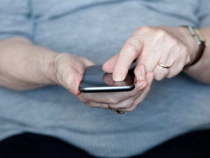 Senior woman using smartphone Mac- und iOs-User können bald Apps über die Plattformgrenzen hinweg nutzen. (c) berc - Fotolia