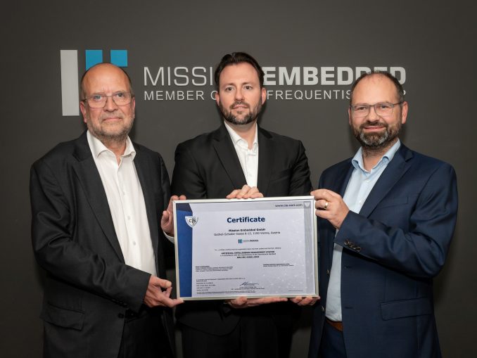 Mission Embedded erhlt als erstes sterreichisches Unternehmen die ISO 42001 Zertifizierung fr die Entwicklung von KI-Systemen Hermann Mattanovich (Mission Embedded), Harald Erkinger (CIS) und Michael Kreilmeier (Mission Embedded). (c) Bernhard Wieczorek