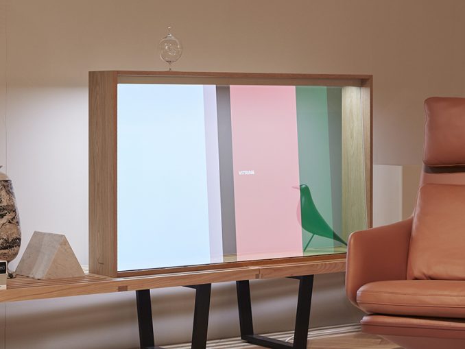 Panasonic_Vitrine_Salone_Milano_2- Der neue, transparente OLED-Bildschirm, den Panasonic in Kooperation mit der Schweizer Möbelmarke Vitra entwickelt hat.