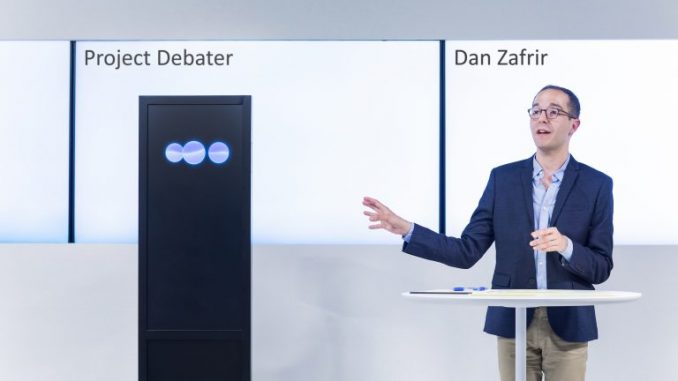 Wie soll man sich eine Unterhaltung mit einer KI vorstellen? Zum Beispiel so: Der Diskussionsexperte Dan Zafrir im Gespräch mit der IBM-KI "Project debater".