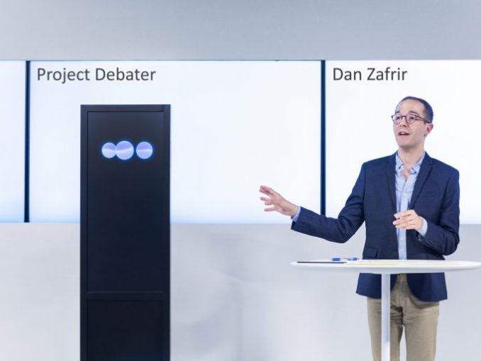 Project-Debater-with-human-professional_wp-768x512 Wie soll man sich eine Unterhaltung mit einer KI vorstellen? Zum Beispiel so: Der Diskussionsexperte Dan Zafrir im Gespräch mit der IBM-KI "Project debater".