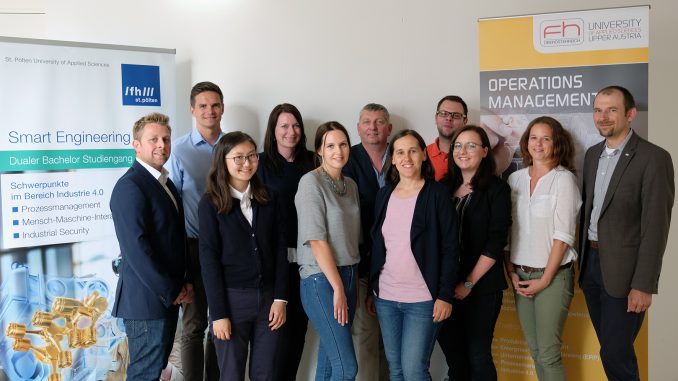 Thomas Felberbauer, FH St. Pölten (links außen) und Klaus Altendorfer, FH OÖ (rechts außen) mit dem Projektteam. (c) FH OÖ