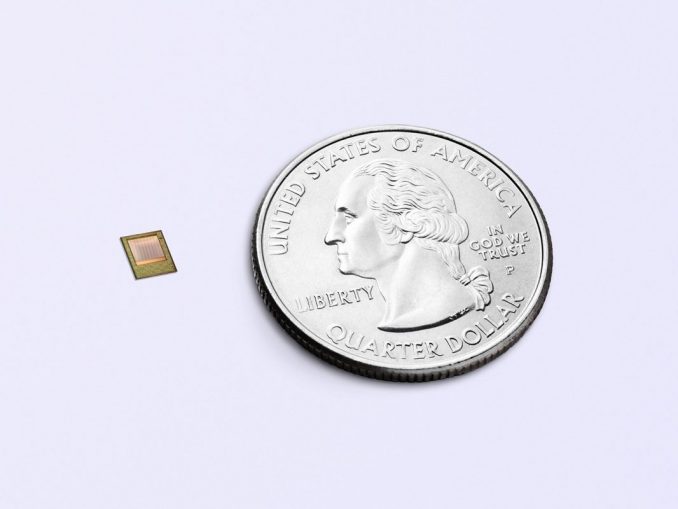 Real3-Chip-vs-Quarter-Dollar Der 3D-Bildsensorchip in der REAL3-Familie nutzt das Laufzeitverfahren, bekannt unter dem Begriff Time-of-Flight-(ToF-) Technologie. Dieses ermöglicht es, das weltweit kleinste 3D-Kameramodul mit einer Größe von nur 12 mm x 8 mm in Smartphones zu integrieren.