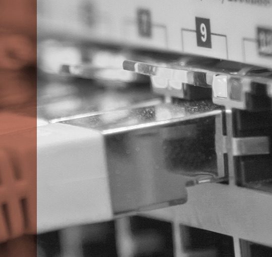 Rhebo-Barracuda-Kooperation Die Zusammenarbeit von Rhebo und Barracuda schafft integrative Defense-In-Depth-Cybersicherheit in Industrie- und IoT-Netzwerken.